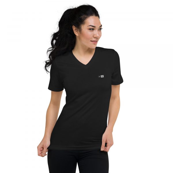 T-shirt Col V Femme "Black&White" Noir Écusson Brodé – Image 2