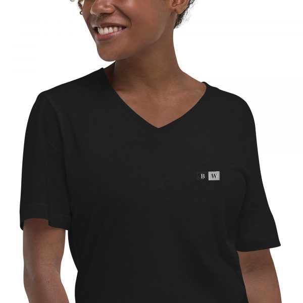 T-shirt Col V Femme "Black&White" Noir Écusson Brodé – Image 4