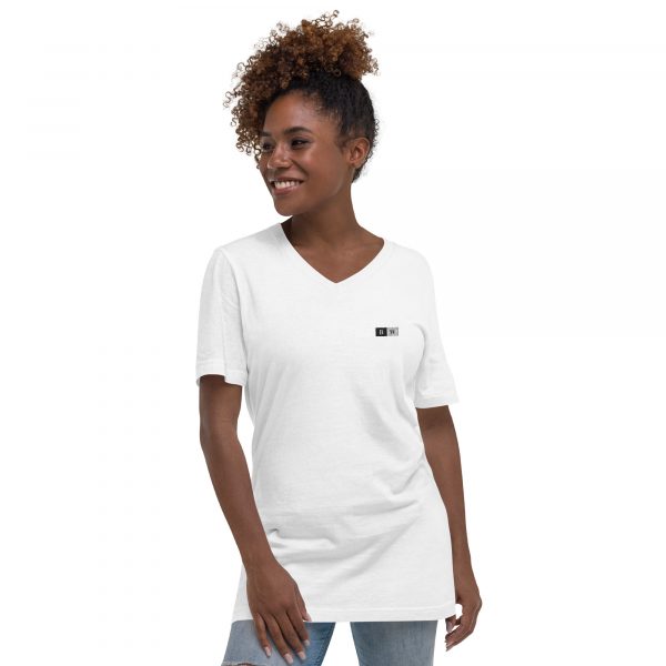T-shirt Col V Femme "Black&White" Blanc Écusson Brodé – Image 2