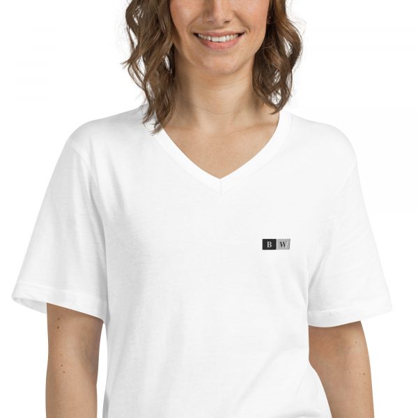 T-shirt Col V Femme "Black&White" Blanc Écusson Brodé – Image 4