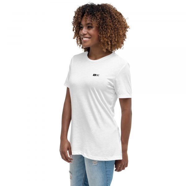 T-shirt Femme "Black&White" Blanc Écusson Brodé – Image 3